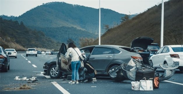 梦见亲人出车祸去世自己痛哭，梦到爸爸出车祸死了自己嚎啕大哭图2