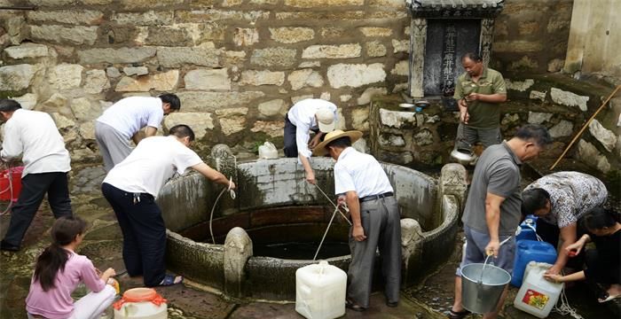 梦见提水是什么意思，梦见用绳子在井里提水图2