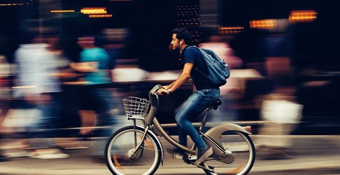 女人梦见自己开车很快预兆，梦见骑自行车很快是什么意思图2