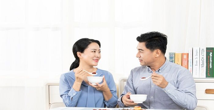 女人梦见和陌生人吃饭，梦见和陌生人吃饭是什么预兆图1