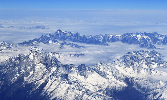 喜马拉雅山是哪两个板块,喜马拉雅山脉是哪两个板块挤压形成的图2