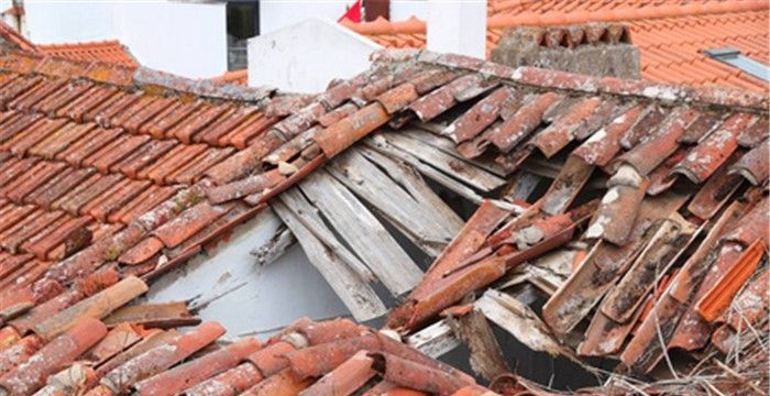 梦见房顶漏了个大窟窿，梦见屋顶破了个大洞漏大雨的预兆是什么图2