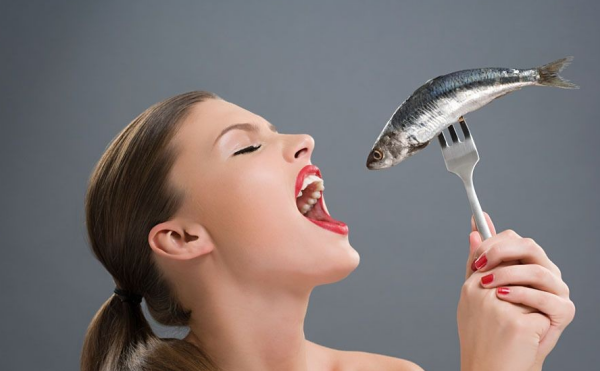 女人梦见自己吃鱼是什么意思,女人梦见吃鱼的七大预兆解梦图2