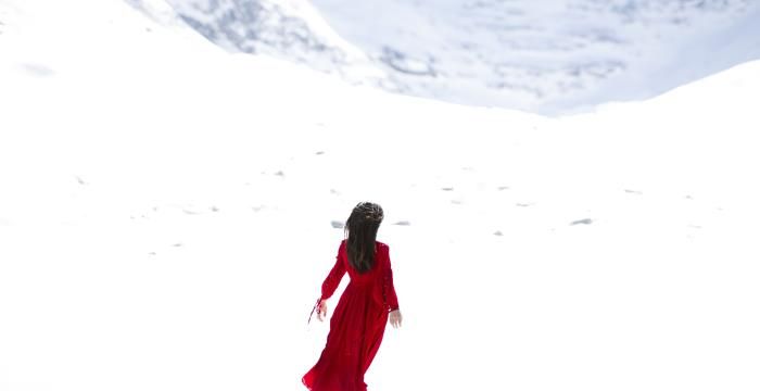 女人梦见自己穿红大衣，梦见穿红色大衣周公解梦图1