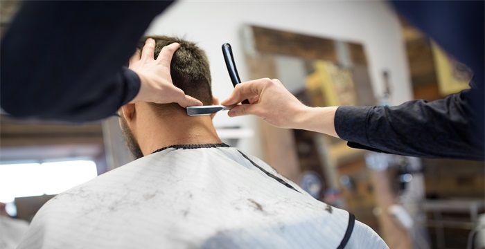 男人梦见剃头发是什么征兆，男人梦见自己剪自己头发是什么意思图1
