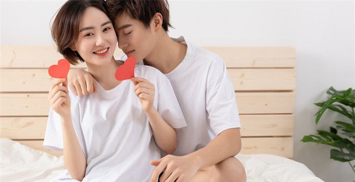 梦见自己老公和别的女人在一起是什么意思图1