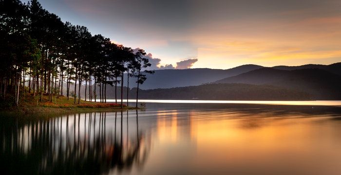 梦见好大一片湖水，梦见满满的一湖清水图1