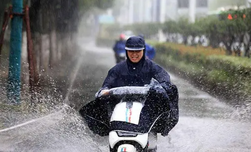 女人梦见下大雨是什么预兆,女人梦见下大暴雨是什么意思图1