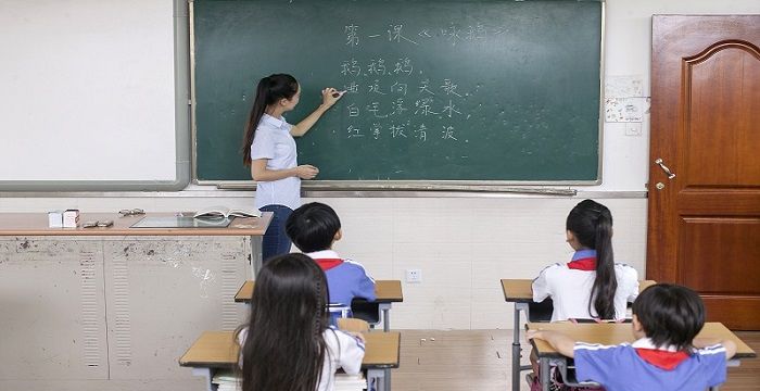 梦见在学校读书，经常梦见自己在学校读书是什么意思图1