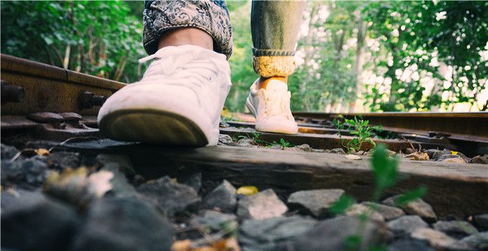 梦见自己鞋破了是什么意思，女人梦见自己穿的鞋子破了是什么意思图1