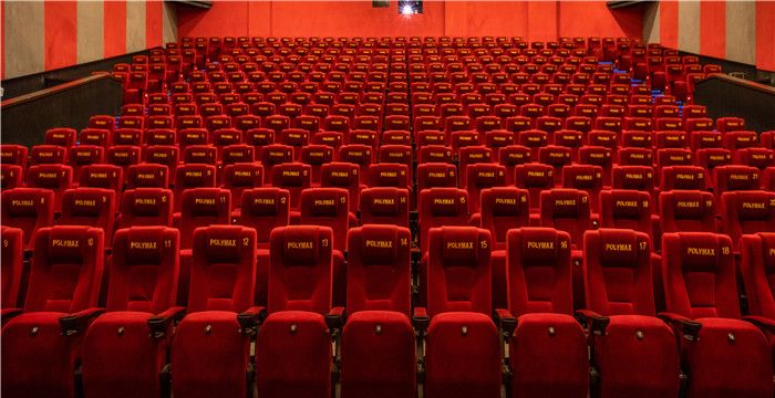 梦见电影院，解梦：梦见和一群亲人朋友去看电影却没有找到自己的座位而没看成图2