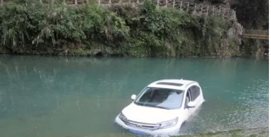 梦见车子掉水里了，梦见车掉水里了什么征兆图3