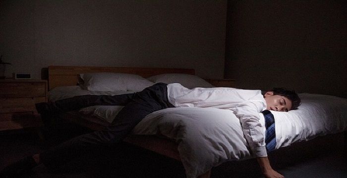 梦到和异性躺在一张床上，梦见和老公在床上一起躺着图2