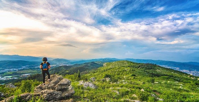 梦到爬山爬到山顶，梦见自己爬山爬到山顶又下来图1