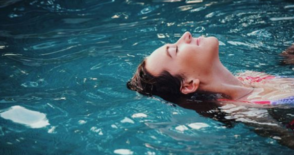女人梦见自己游泳是什么预兆,中年女人梦见自己游泳是什么预兆图1