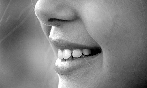 女人梦见掉了五颗牙齿是什么意思图1