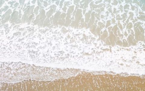 女人梦见海水波涛汹涌，女人梦见海水波涛汹涌是什么意思