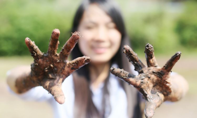 梦见自己进泥潭里，梦见自己掉进泥潭什么意思图2