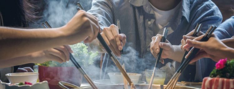 梦见家里很多人吃饭很热闹，梦见人多的热闹场面什么意思图2