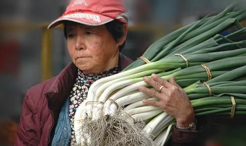 2.有个人去买葱 问葱多少钱一斤 卖葱的人说 块钱斤 这是00斤 要完00元 买葱的人又问 葱白跟葱绿分开