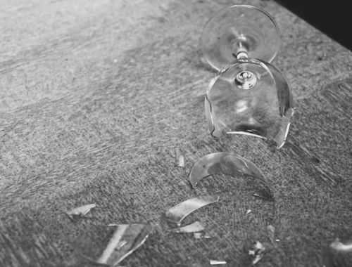 梦见玻璃杯摔碎了预示什么