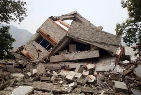梦见看见地震及楼房倒塌了预示什么