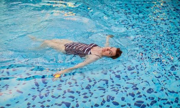 梦见自己在泳池游泳的预兆是什么