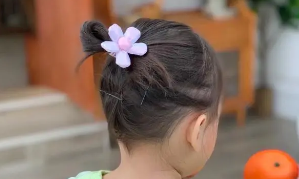 小女孩发型绑扎方法,幼儿园小女孩发型绑扎方法图2