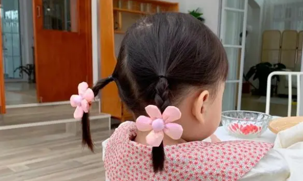 小女孩发型绑扎方法,幼儿园小女孩发型绑扎方法图5