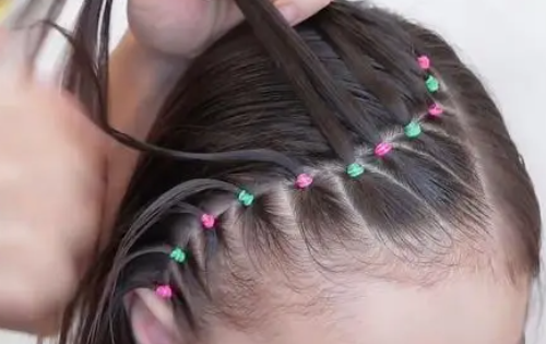 小女孩发型绑扎方法,幼儿园小女孩发型绑扎方法图7