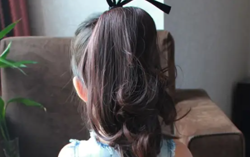 小女孩发型绑扎方法,幼儿园小女孩发型绑扎方法图8