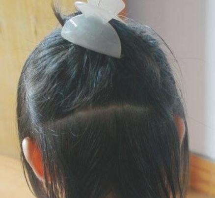 小女孩发型绑扎方法,幼儿园小女孩发型绑扎方法图12