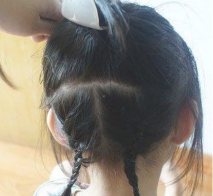 小女孩发型绑扎方法,幼儿园小女孩发型绑扎方法图13