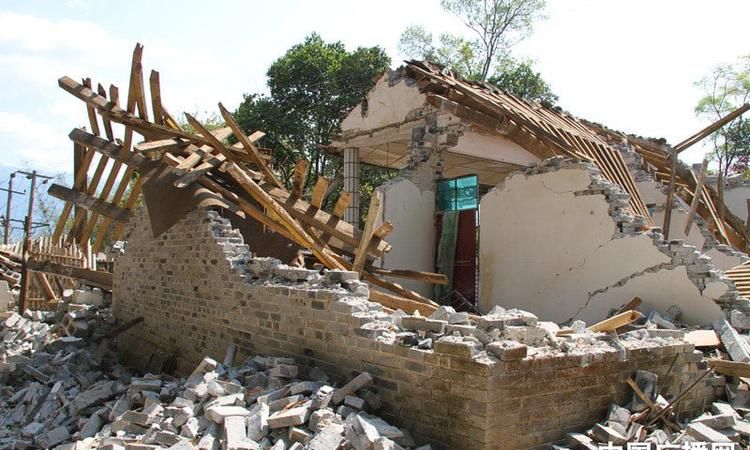 梦见地震房子塌了家人平安