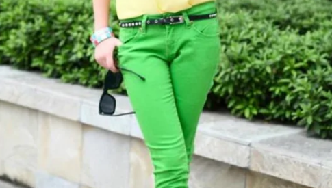 绿色裤子配什么上衣,绿色裤子配什么颜色的上衣好看图5