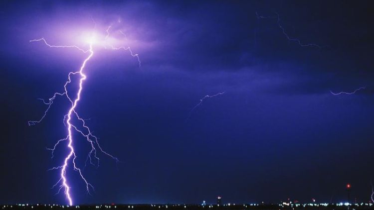 梦见风雨雷电交加预兆什么