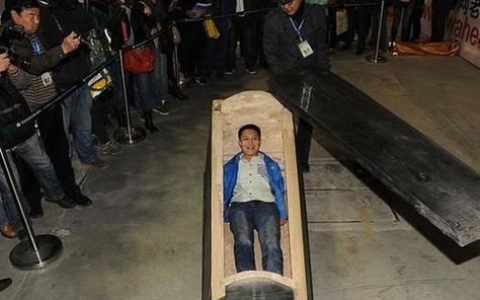 梦见很多人抬棺材,梦见一群人抬棺材出殡
