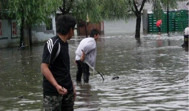 梦见下大雨发洪水是什么预兆 女性