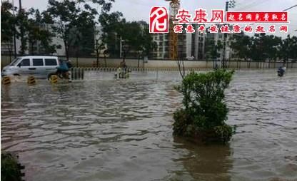 梦见下雨涨水淹没道路是什么兆头