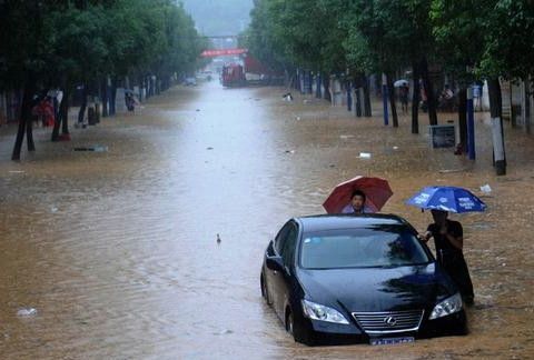 梦见下雨发大水房子都淹了