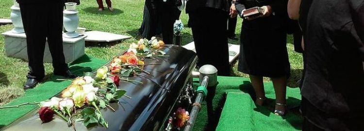 梦见参加别人的葬礼看见棺材