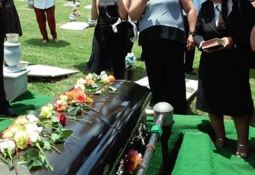 梦见和姐姐参加别人葬礼预兆