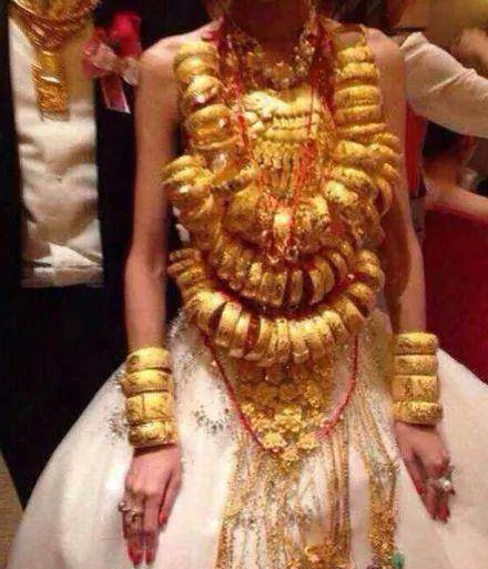 新娘出嫁戴50只金手镯,广东新娘结婚脖子挂了一百多个金镯子是真的图2