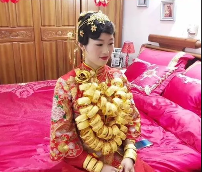 新娘出嫁戴50只金手镯,广东新娘结婚脖子挂了一百多个金镯子是真的图3