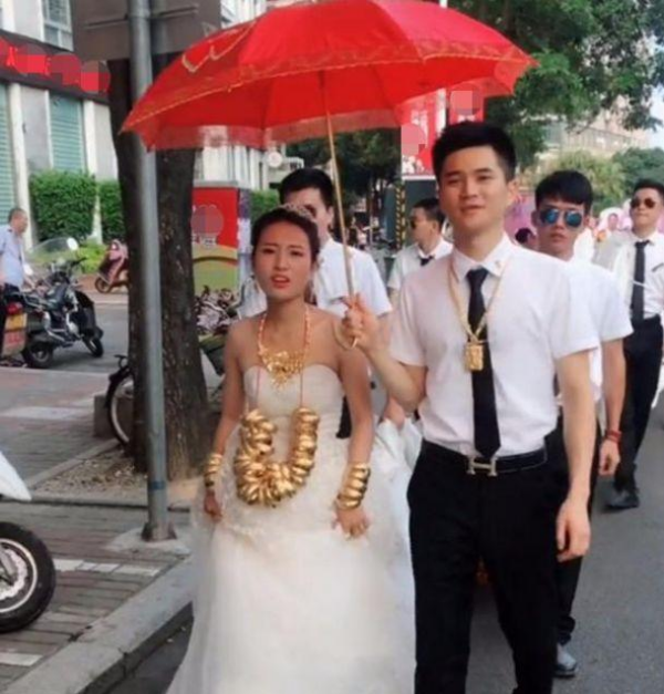 新娘出嫁戴50只金手镯,广东新娘结婚脖子挂了一百多个金镯子是真的图6