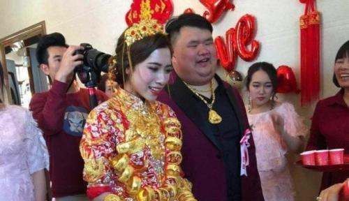 新娘出嫁戴50只金手镯,广东新娘结婚脖子挂了一百多个金镯子是真的图7