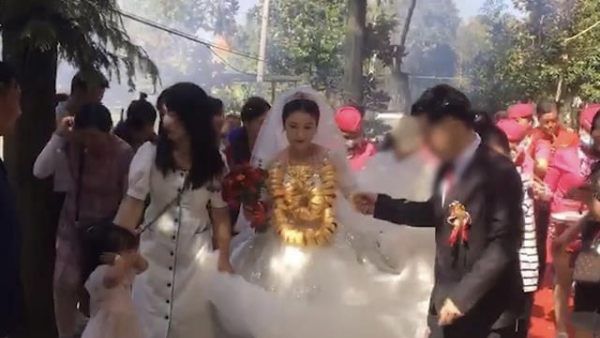 新娘出嫁戴50只金手镯,广东新娘结婚脖子挂了一百多个金镯子是真的图9
