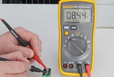 怎样用万用表测量电压?