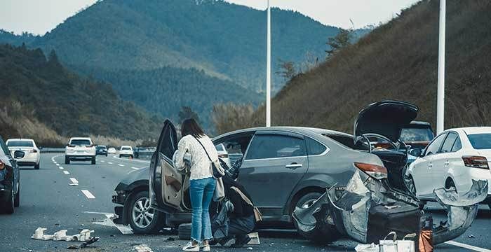 梦见别人开车翻车人没有受伤的预兆是什么