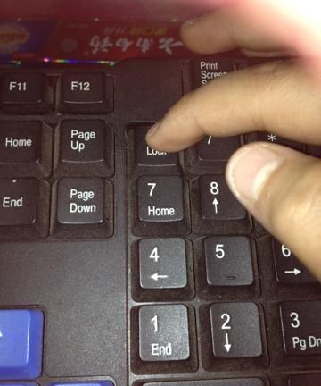 电脑键盘灯亮着但是不能打字的解决方法